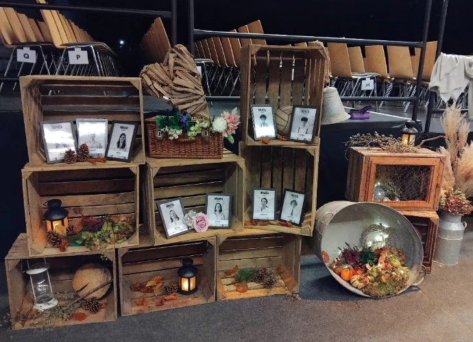 Dekoration für Veranstaltungen neben der Bühne