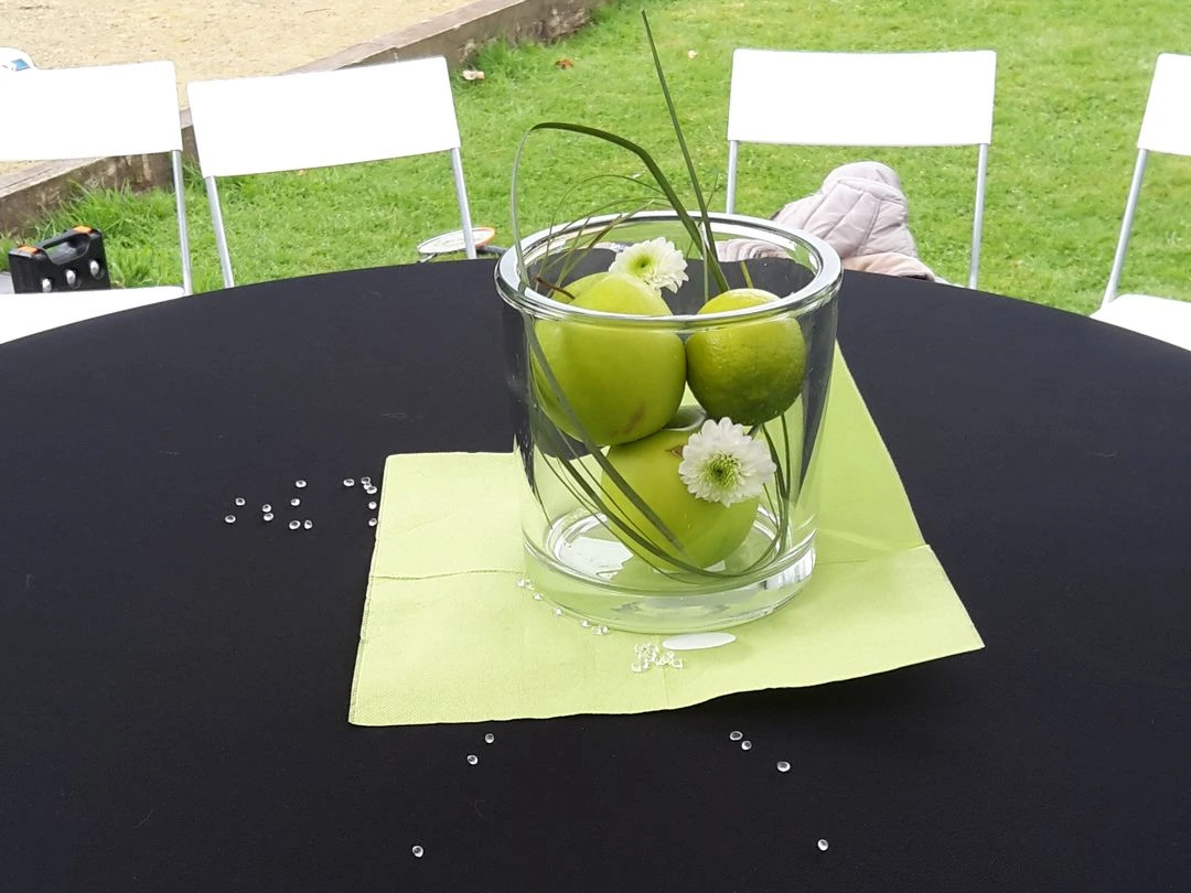 Dekoration mit Blumen fu Stehttisch