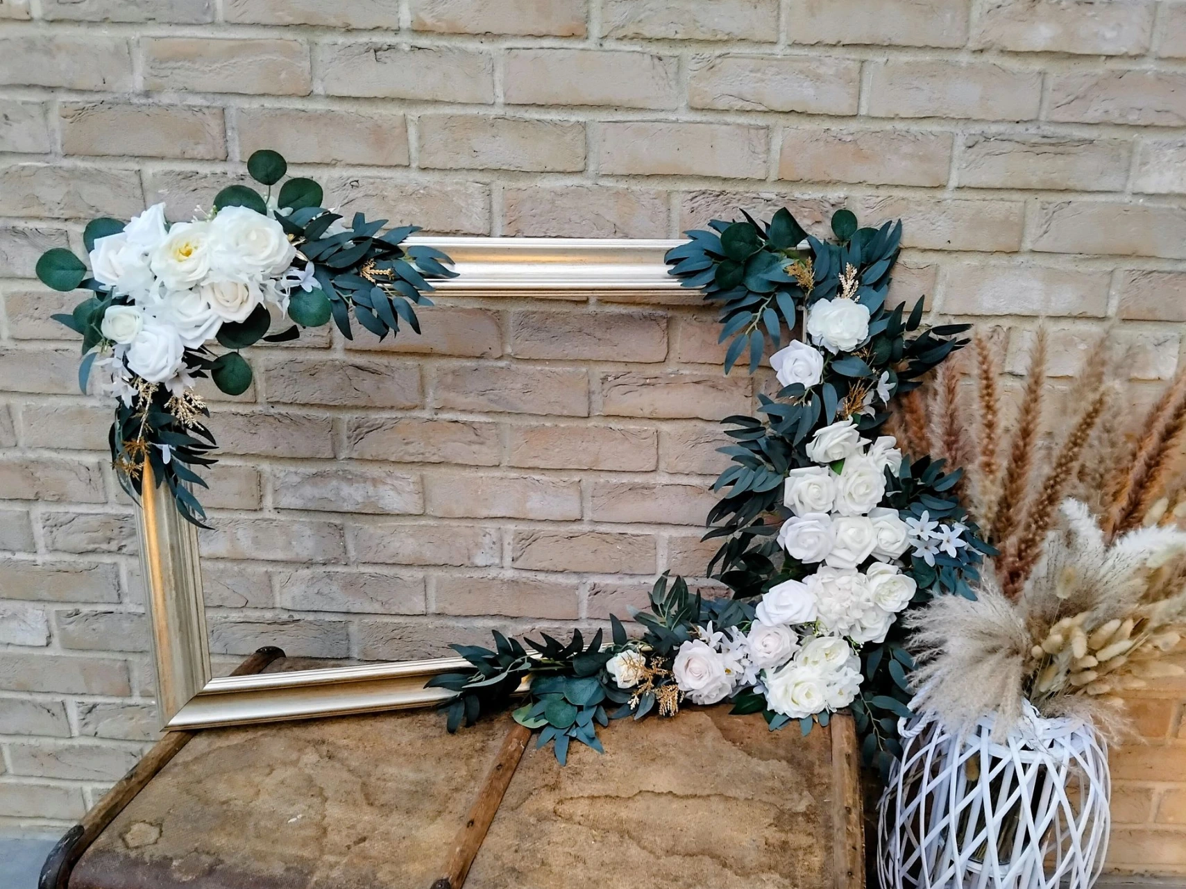 Goldener Fotorahmen mit Blumen