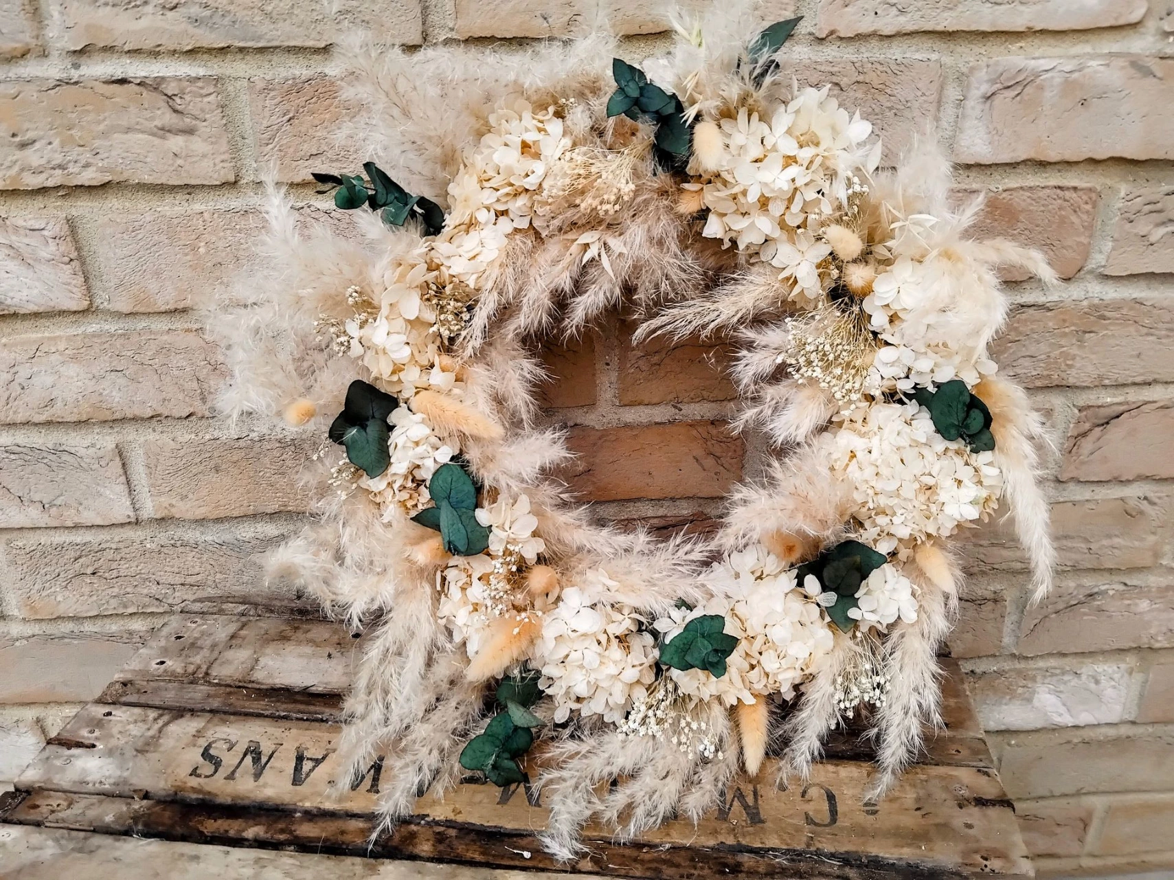 Gesteckter Blumenkranz aus echten Blumen