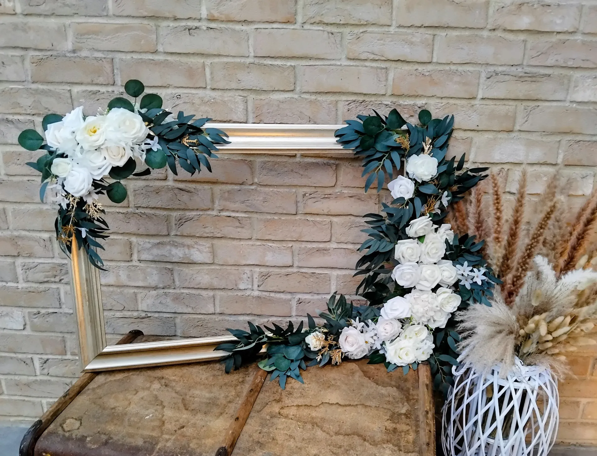 Goldener Fotorahmen mit Blumen