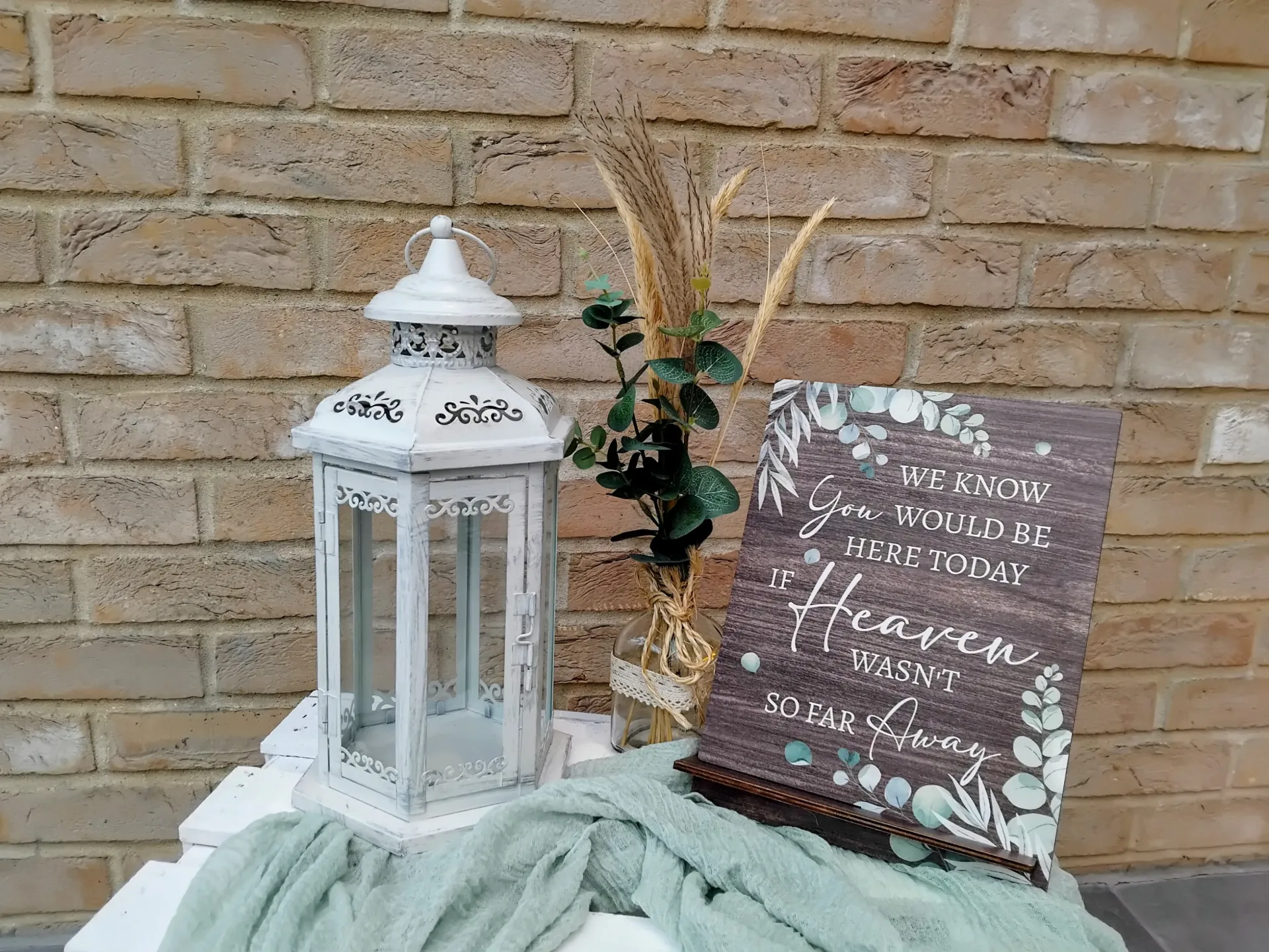 Plaque commémorative (inscription en anglais) & lanterne pour les êtres chers disparus