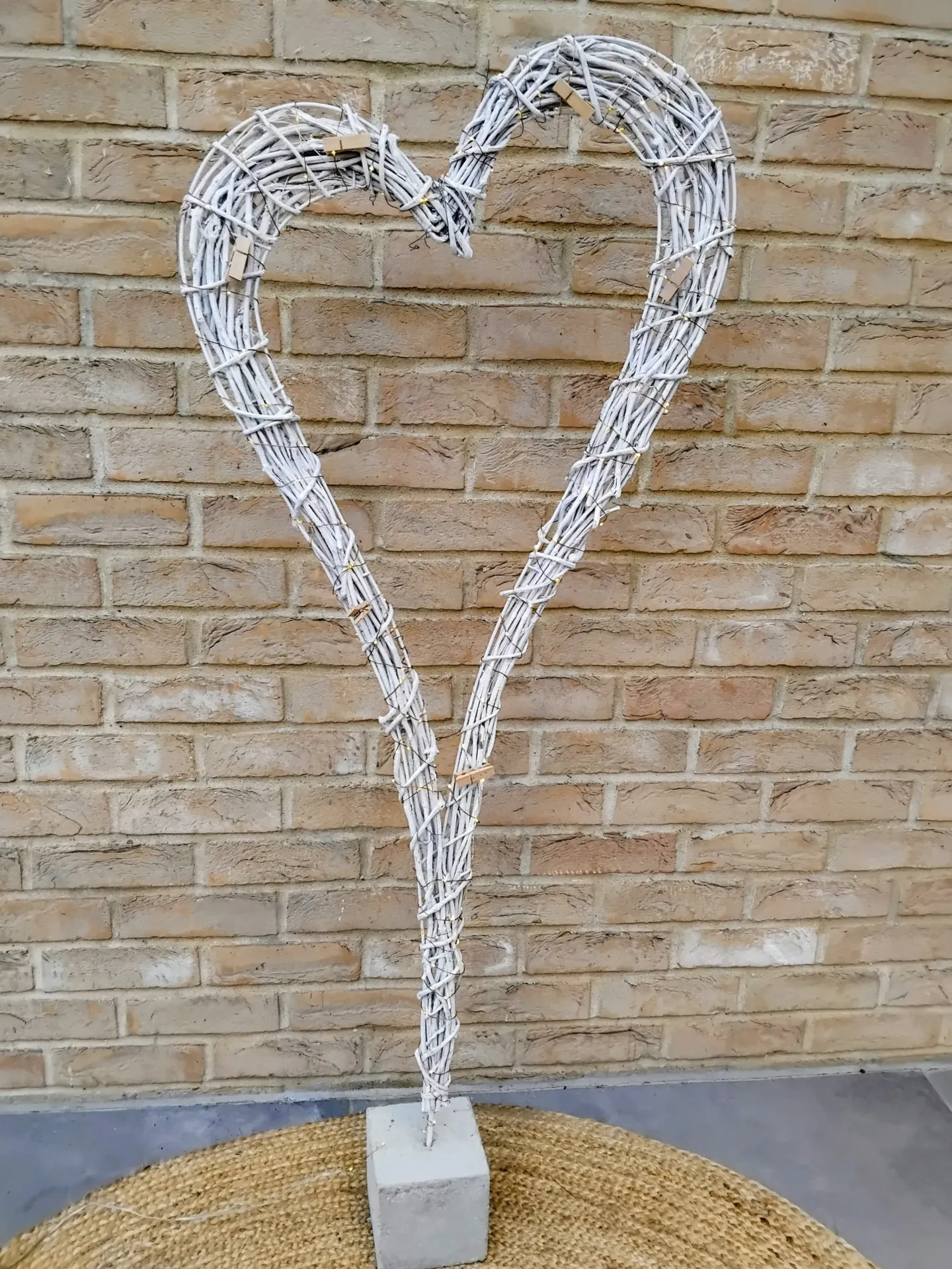 Cœur sur socle (avec éclairage) Idéal pour accrocher des photos ou comme touche chaleureuse dans la décoration